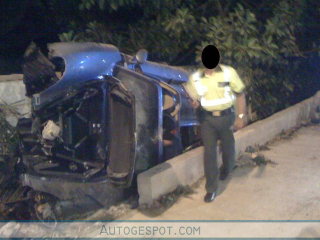 Illustration for article titled Porsche Carrera GT Takes A Tumble In Spain